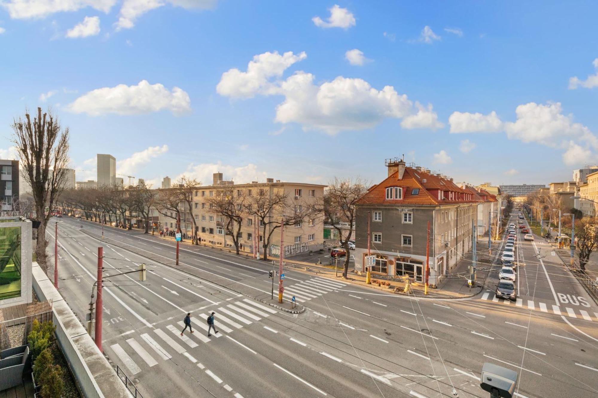 Lam Safari - Balcony - Ac - Free Parking Lägenhet Bratislava Exteriör bild